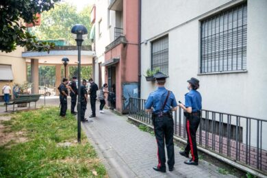 Evade dai domiciliari e trova i carabinieri sul portone di casa: riarrestata
