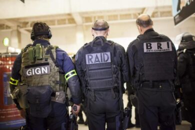 Francia, udita forte esplosione a Parigi: un caccia ha infranto muro del suono