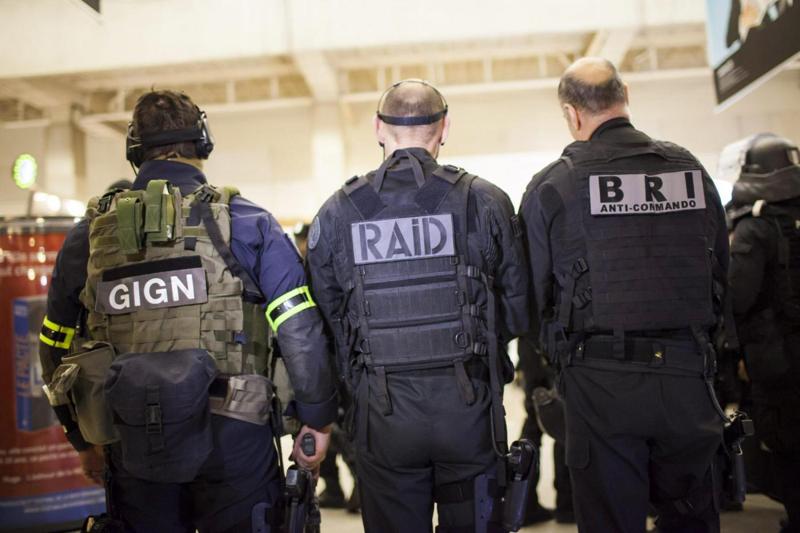 Francia, udita forte esplosione a Parigi: un caccia ha infranto muro del suono Francia, udita forte esplosione a Parigi: un caccia ha infranto muro del suono