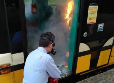 Danno fuoco al gel disinfettante, incendio su un tram a Milano