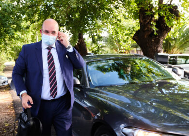 Decreti Sicurezza, il M5s prende tempo. Crimi: “Manteniamo i patti, ma…”