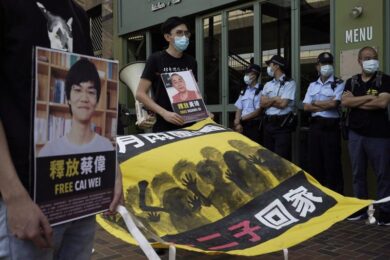 Hong Kong, 60 arresti per manifestazione illegale nell’anniversario della RPC