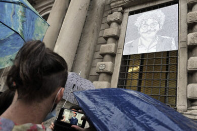 Ritratto di parole dedicato a Patrick Zaki sulla facciata di Palazzo Marino