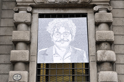 Ritratto di parole dedicato a Patrick Zaki sulla facciata di Palazzo Marino