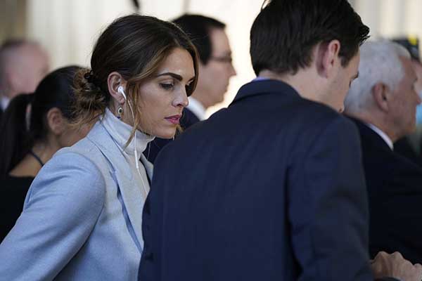 Usa, Trump e Melania positivi al Covid-19. Contagiati dalla consigliera Hicks Usa, Trump e Melania positivi al Covid-19. Contagiati dalla consigliera Hicks
