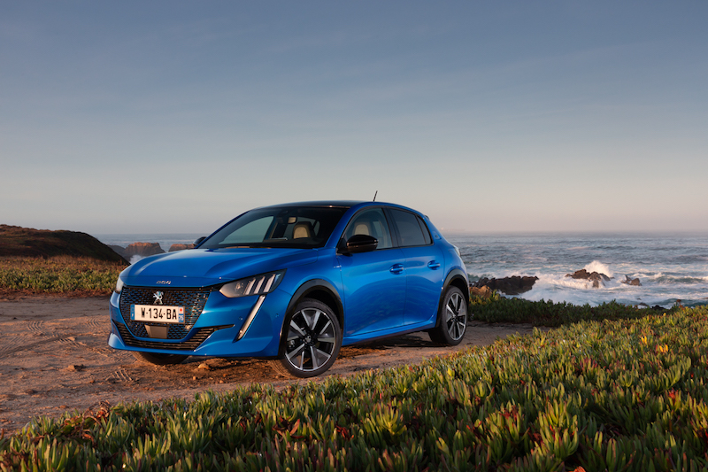 Sulle nuove Peugeot e-208 e SUV e-2008 disponibile il caricatore da 11 KW Sulle nuove Peugeot e-208 e SUV e-2008 disponibile il caricatore da 11 KW