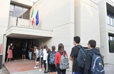 Covid, la scuola sotto i riflettori. Difficoltà tra distanziamento e concorsi