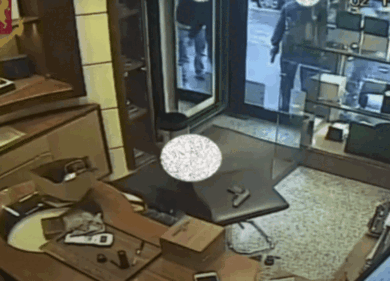 Rapina in gioielleria a Milano, le camere di sicurezza riprendono l’arresto