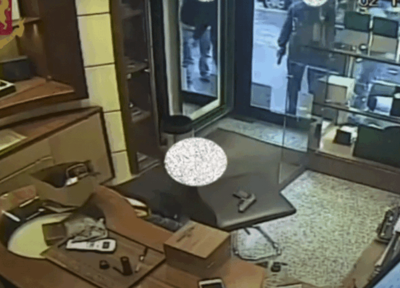 Rapina in gioielleria a Milano, le camere di sicurezza riprendono l’arresto