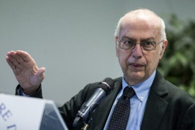 Covid-19: “Bisogna tenere alta la guardia e vaccinarsi contro l’influenza”