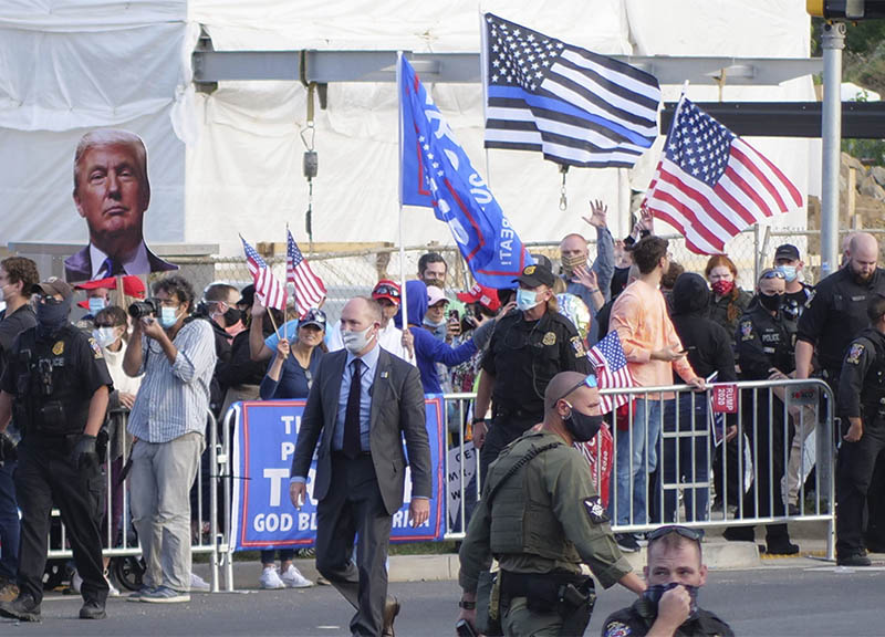 Coronavirus, passerella di Trump per i fan. Biden mai così avanti: +14 punti Coronavirus, passerella di Trump per i fan. Biden mai così avanti: +14 punti