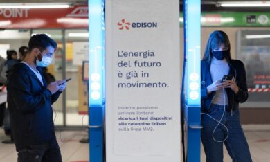 Metro M2, Edison installa 20 colonnine di ricarica per i dispositivi mobili