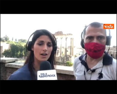 Virginia Raggi canta a Radio Rock “Roma nun fa’ la stupida stasera”