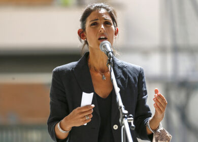Virginia Raggi si candida a rock star: canta “Roma nun fa la stupida stasera”