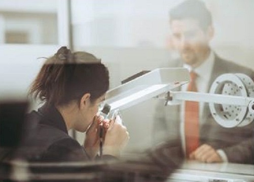 La coda al Banco dei Pegni, specchio della Milano di oggi La coda al Banco dei Pegni, specchio della Milano di oggi