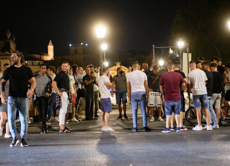 I giovani sono i nuovi “untori” e la gerontocrazia se la prende con loro I giovani sono i nuovi “untori” e la gerontocrazia se la prende con loro
