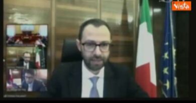 Patuanelli deve proiettare slide in audizione ma non riesce: “Serve più digitalizzazione”