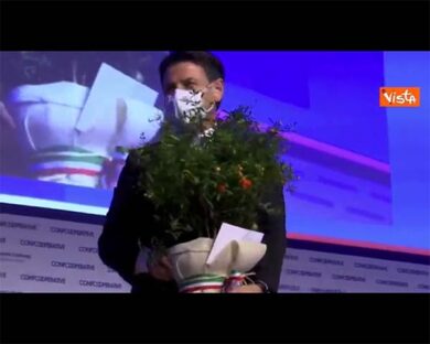 Conte riceve in dono una pianta di melograno dal presidente di Confcooperative