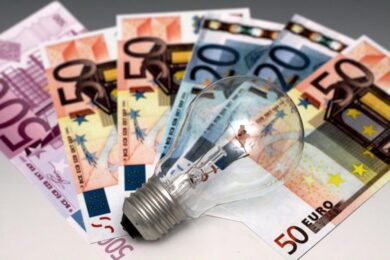 Covid-19, 100mila italiani cenano al buio. Per risparmiare candele e camino