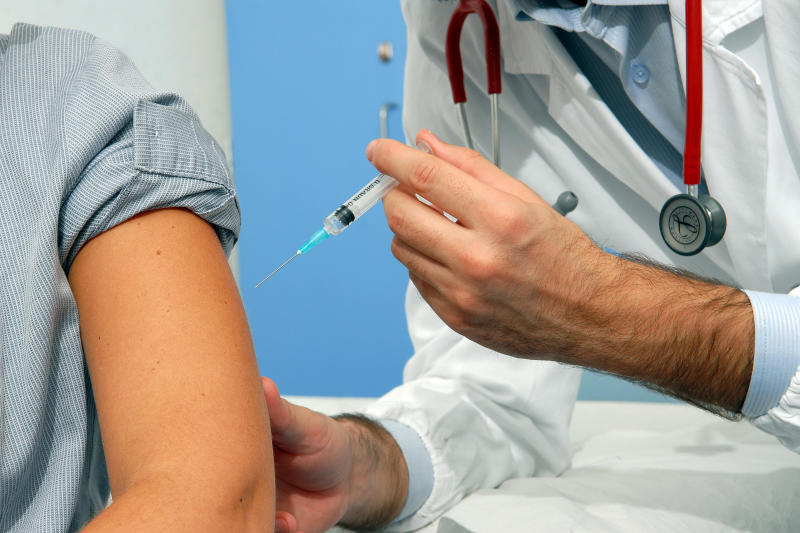 Vaccino antinfluenzale, liste di attesa infinite. Vietato farlo nelle farmacie Vaccino antinfluenzale, liste di attesa infinite. Vietato farlo nelle farmacie