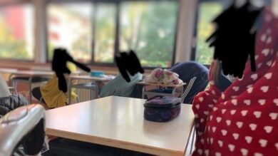 Milano, in classe con le finestre sempre aperte: bimbi con le coperte