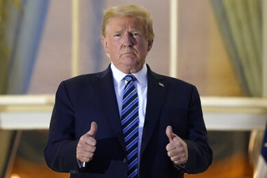 Usa, Trump vìola il divieto e torna nello Studio Ovale: “Covid? Dono di Dio”