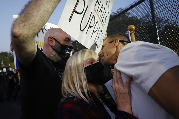 Usa, la pantera Kamala Harris graffia un ieratico Mike Pence Usa, la pantera Kamala Harris graffia un ieratico Mike Pence