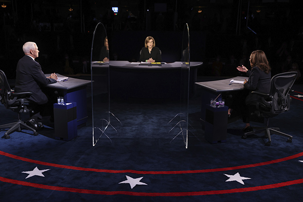 Usa, la pantera Kamala Harris graffia un ieratico Mike Pence Usa, la pantera Kamala Harris graffia un ieratico Mike Pence