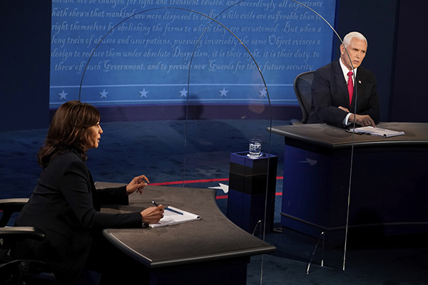 Usa, la pantera Kamala Harris graffia un ieratico Mike Pence Usa, la pantera Kamala Harris graffia un ieratico Mike Pence