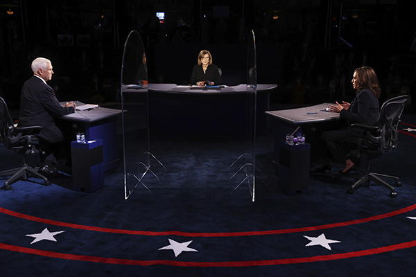 Usa, la pantera Kamala Harris graffia un ieratico Mike Pence Usa, la pantera Kamala Harris graffia un ieratico Mike Pence
