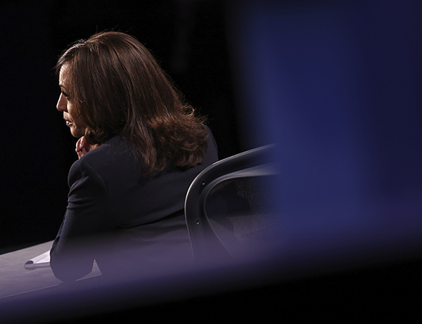 Usa, la pantera Kamala Harris graffia un ieratico Mike Pence Usa, la pantera Kamala Harris graffia un ieratico Mike Pence