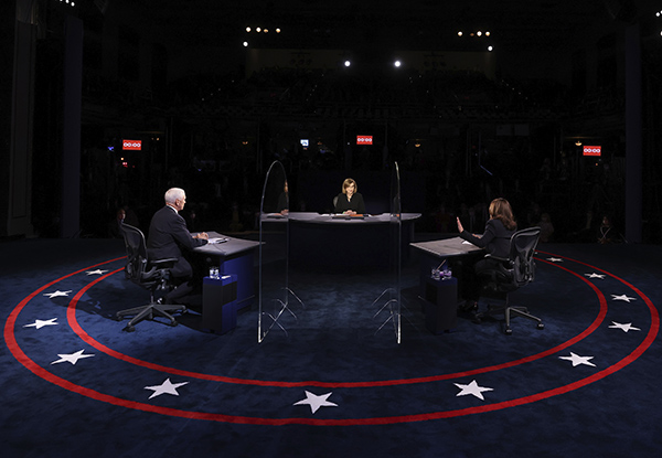 Usa, la pantera Kamala Harris graffia un ieratico Mike Pence Usa, la pantera Kamala Harris graffia un ieratico Mike Pence