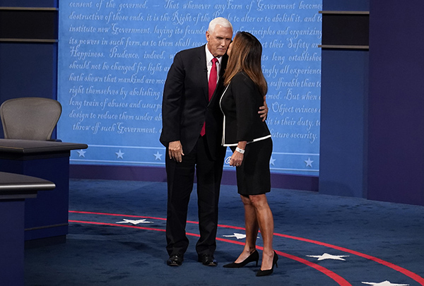 Usa, la pantera Kamala Harris graffia un ieratico Mike Pence Usa, la pantera Kamala Harris graffia un ieratico Mike Pence
