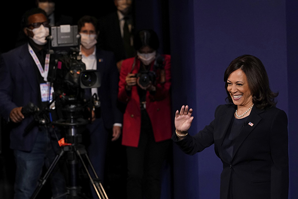 Usa, la pantera Kamala Harris graffia un ieratico Mike Pence Usa, la pantera Kamala Harris graffia un ieratico Mike Pence