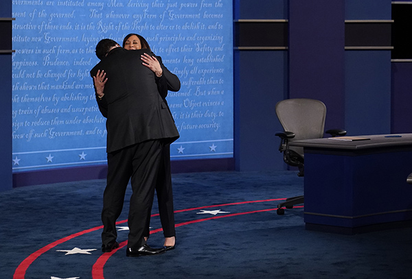 Usa, la pantera Kamala Harris graffia un ieratico Mike Pence Usa, la pantera Kamala Harris graffia un ieratico Mike Pence
