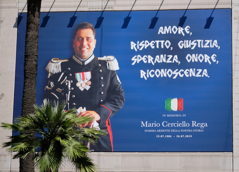 Omicidio Cerciello, la vedova al processo: “Uscì con le manette nei jeans” Omicidio Cerciello, la vedova al processo: “Uscì con le manette nei jeans”