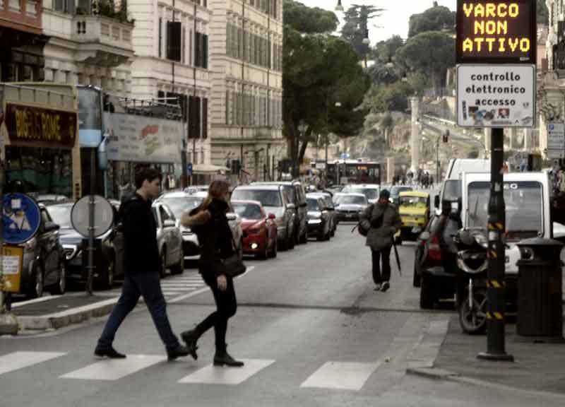 De Vito contro Raggi, in Campidoglio asse con Pd e FdI: “Riapra subito le Ztl”