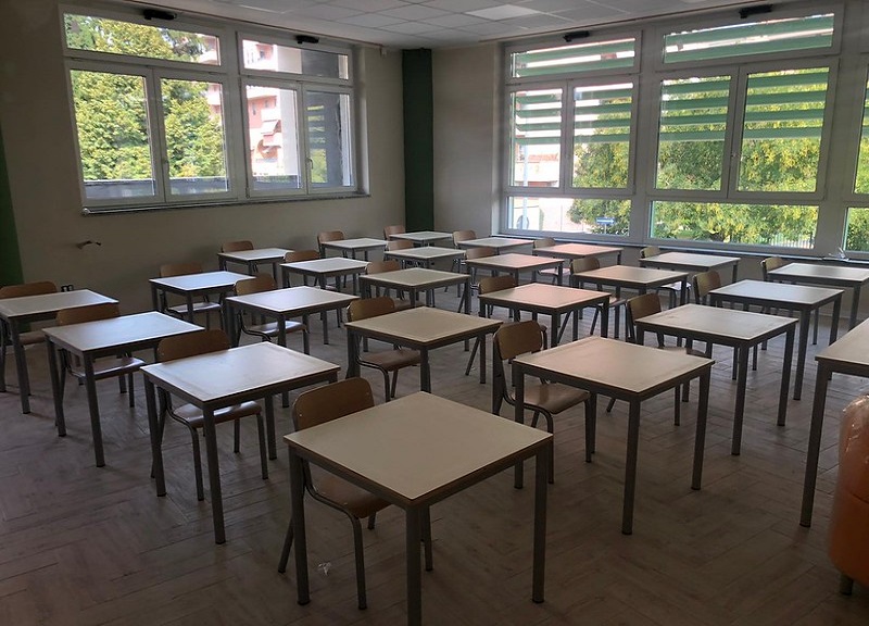 Scuola, i banchi dismessi a Milano donati alle associazioni Scuola, i banchi dismessi a Milano donati alle associazioni