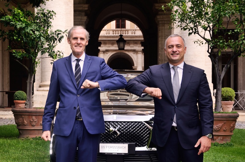 Consegnata una DS7 Crossback E-Tense 4×4 all’Ambasciatore di Francia in Italia Consegnata una DS7 Crossback E-Tense 4×4 all’Ambasciatore di Francia in Italia