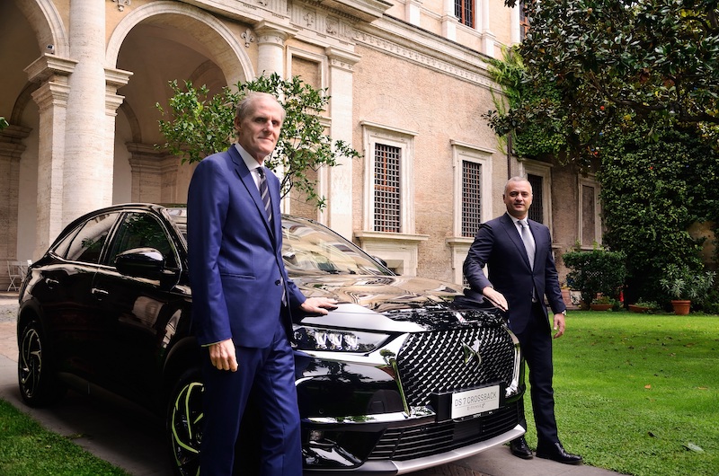 Consegnata una DS7 Crossback E-Tense 4×4 all’Ambasciatore di Francia in Italia Consegnata una DS7 Crossback E-Tense 4×4 all’Ambasciatore di Francia in Italia