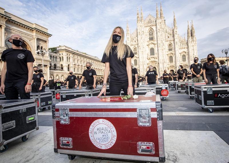 Covid e mondo dello spettacolo, 1300 bauli in piazza a Milano. VIDEO Covid e mondo dello spettacolo, 1300 bauli in piazza a Milano. VIDEO