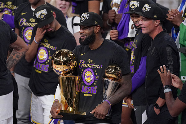 Lakers campioni Nba, LeBron miglior giocatore. Titolo nel nome di Kobe Bryant