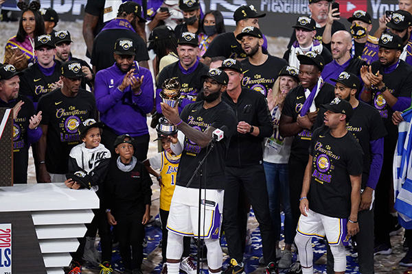 Lakers campioni Nba, LeBron miglior giocatore. Titolo nel nome di Kobe Bryant