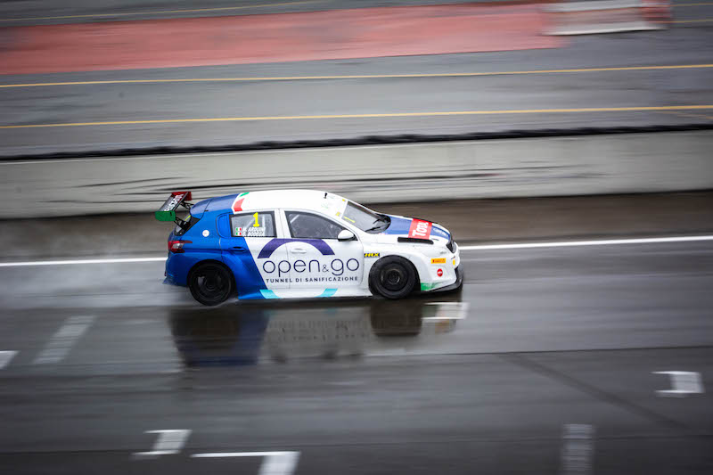 Arduini e Bodega su Peugeot 308TCR a podio sotto il diluvio di Varano Arduini e Bodega su Peugeot 308TCR a podio sotto il diluvio di Varano