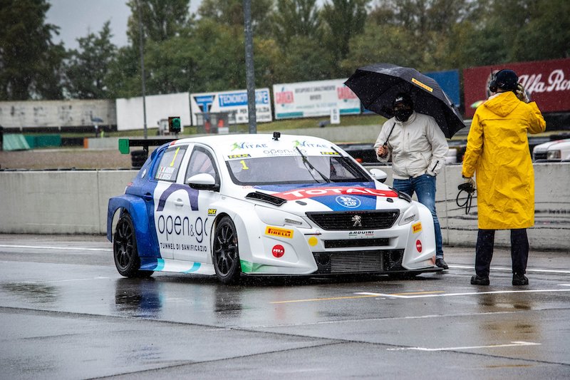 Arduini e Bodega su Peugeot 308TCR a podio sotto il diluvio di Varano Arduini e Bodega su Peugeot 308TCR a podio sotto il diluvio di Varano