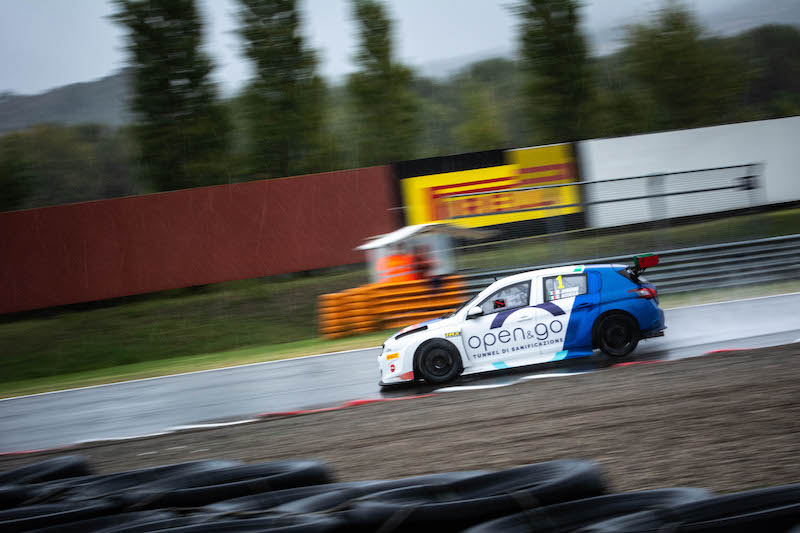 Arduini e Bodega su Peugeot 308TCR a podio sotto il diluvio di Varano Arduini e Bodega su Peugeot 308TCR a podio sotto il diluvio di Varano
