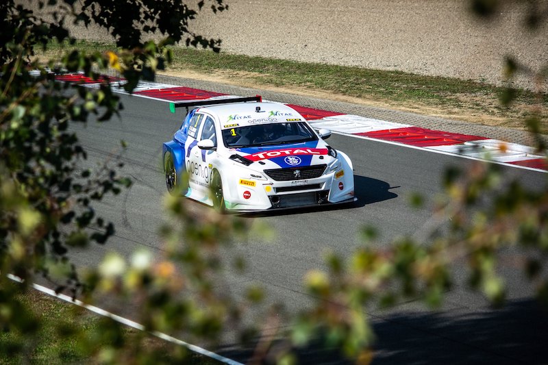 Arduini e Bodega su Peugeot 308TCR a podio sotto il diluvio di Varano Arduini e Bodega su Peugeot 308TCR a podio sotto il diluvio di Varano
