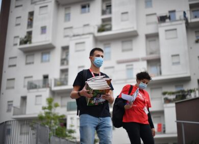 Milano, distribuzione di mascherine nelle case popolari di MM