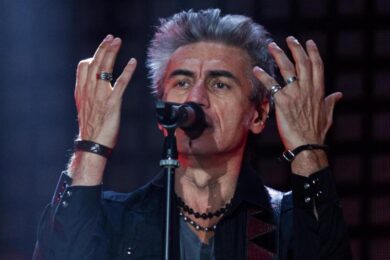 Ligabue: “Bacio gay? Non sono io. Attenti alle fake news. E io non fumo…”