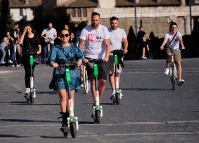 Monopattini: al via la rimozione di quelli in divieto a Milano